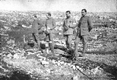 Sepoltura di un caduto in un piccolo cimitero carsico