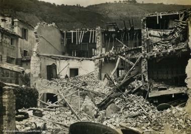 Edificio feltrino dopo un bombardamento
