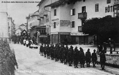   Il plotone di alpini precede il feretro del generale Antonio Cantore