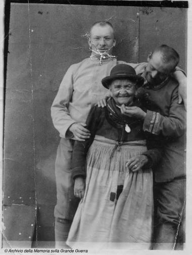 La bisnonna di Angelo Devich con due militari austriaci