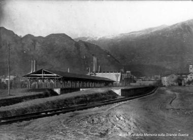 1 - La stazione de sullo sfondo la vecchia fabbrica Italcementi
