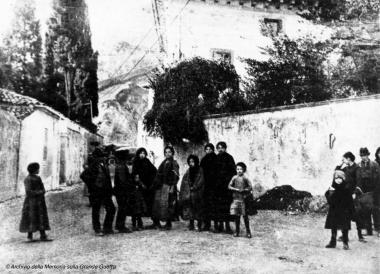 Cittadini vittoriosi di fronte a Palazzo Ascoli
