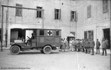 Ambulanza con ricoverati e personale